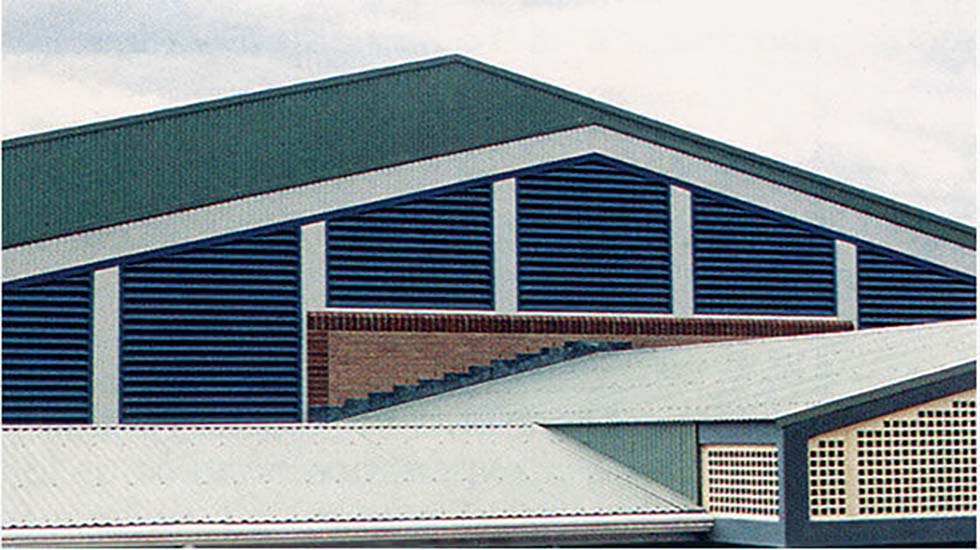 Industrial building with integrated wall ventilation systems for improved airflow and temperature control